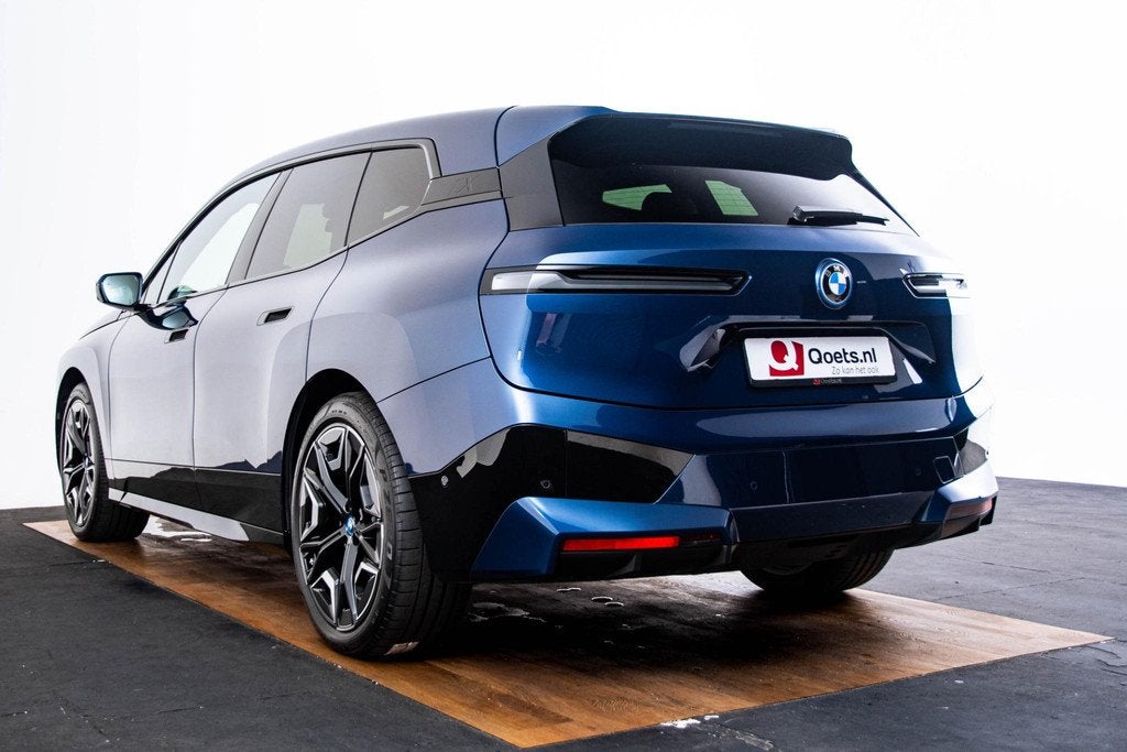 BMW iX xDrive50 Executive 112 kWh Sportpakket - Luchtvering, Auto's, BMW, Automaat, 12 maanden, Gebruikt, 523 pk