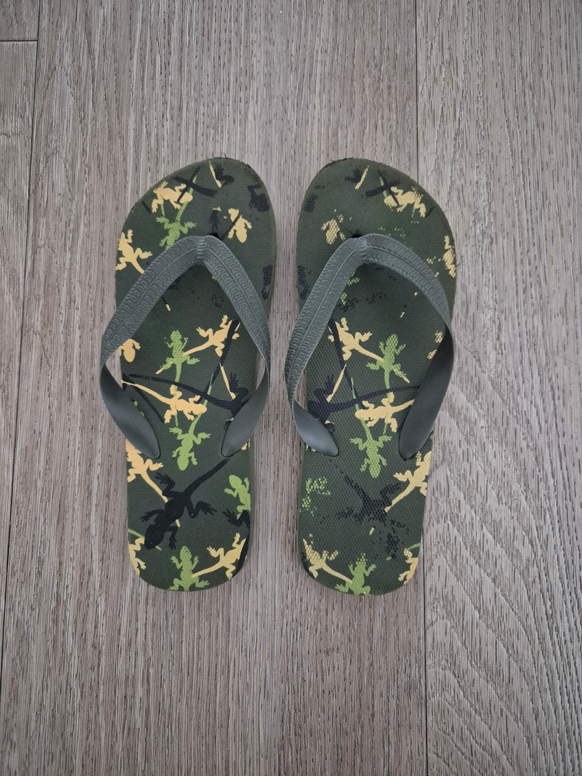 Teenslippers slippers groen hagedis mt 34

Bij voorkeur icm, Ophalen, Jongen