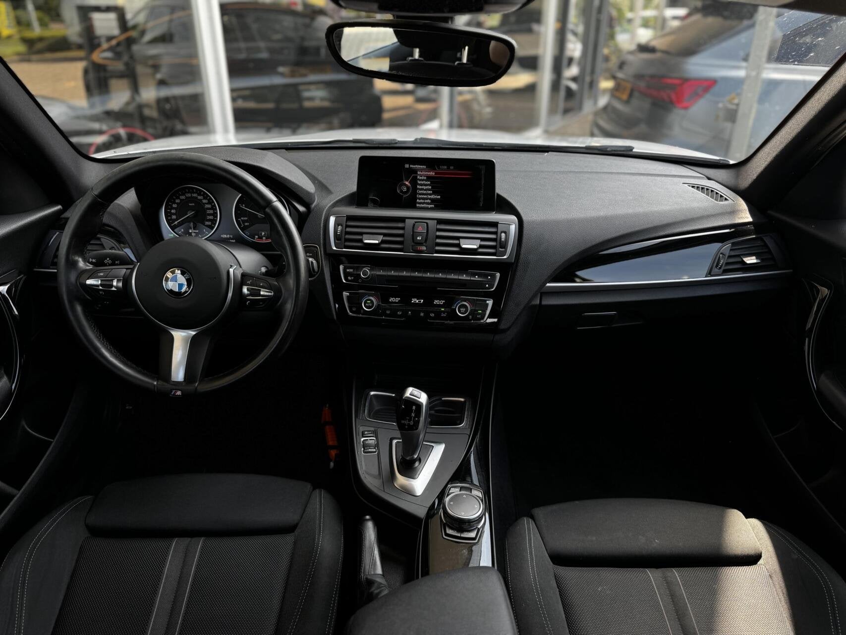 BMW 1-serie 116d Sport|Led|M-stuur|Automaat|NAP|Dealer-onder, Auto's, Gebruikt, 116 pk, Wit, Origineel Nederlands