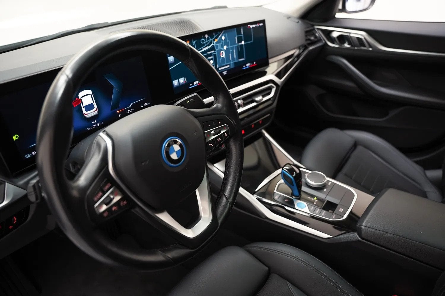 Foto 17 van BMW i4 eDrive40 84 kWh [ Schuifdak Sportstoelen Stoelverwarm