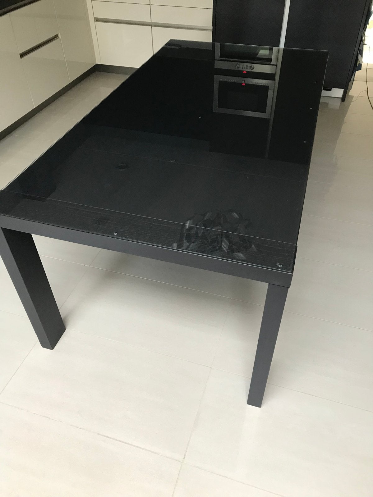 Moderne zwarte eettafel met glazen blad, Huis en Inrichting, Tafels | Eettafels, Ophalen, Gebruikt, 50 tot 100 cm, Glas