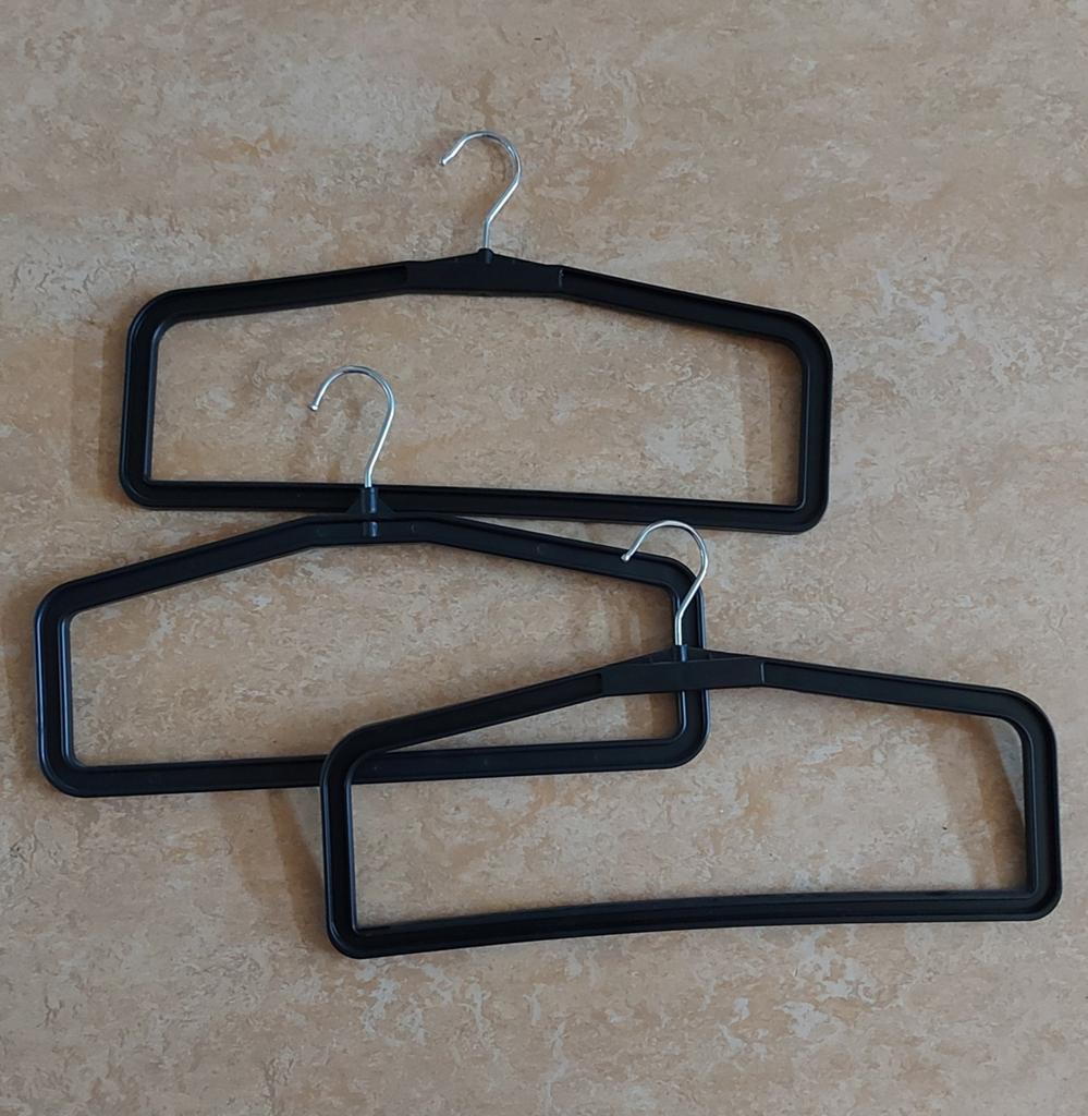 3 grote brede hangers kledinghangers gordijnhangers, samen:, Ophalen, Zo goed als nieuw, Kunststof
