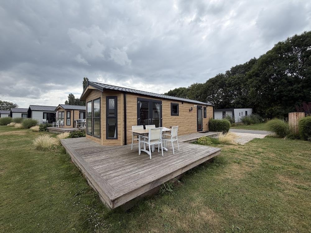 Luxe 4-persoons chalet bij EuroParcs Resort aan de Maas., 2 slaapkamers, Verkoop zonder makelaar, Chalet, Noord-Brabant