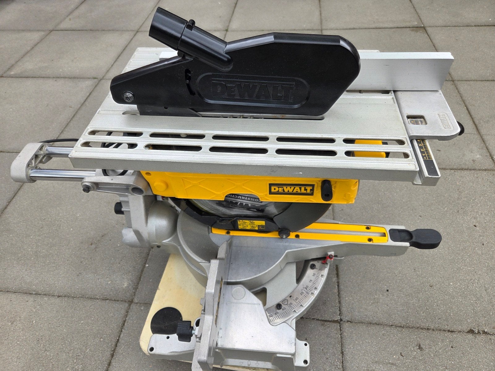 Dewalt D27111qs tafelzaagmachine / afkortzaagmachine, Gebruikt, 70 mm of meer, Ophalen of Verzenden, Dewalt