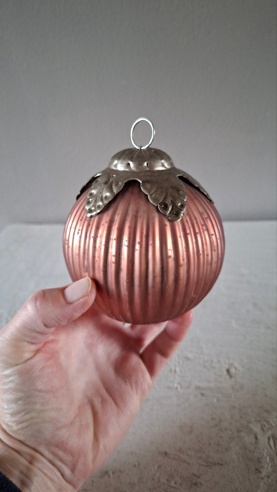 Vintage Stijl Glazen Kugel Kerstbal – Oudroze / Koper, Diversen, Ophalen of Verzenden