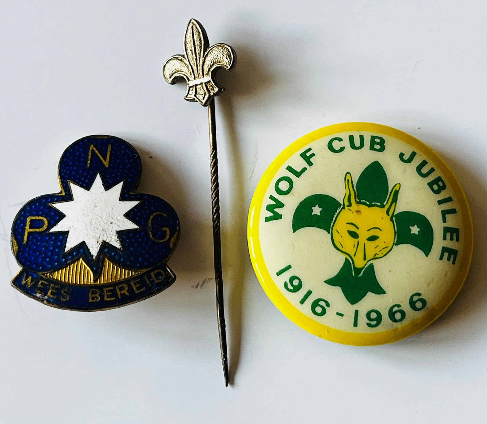 3 spelden scouting welpen insigne button, Ophalen of Verzenden, Gebruikt
