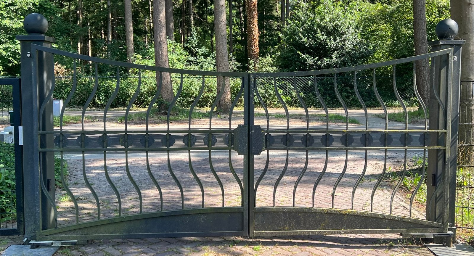 Sierlijke ijzeren poort met dubbele deuren palen compleet, Tuin en Terras, Tuinhekken en Hekwerk, Ophalen, Met poort, Gebruikt