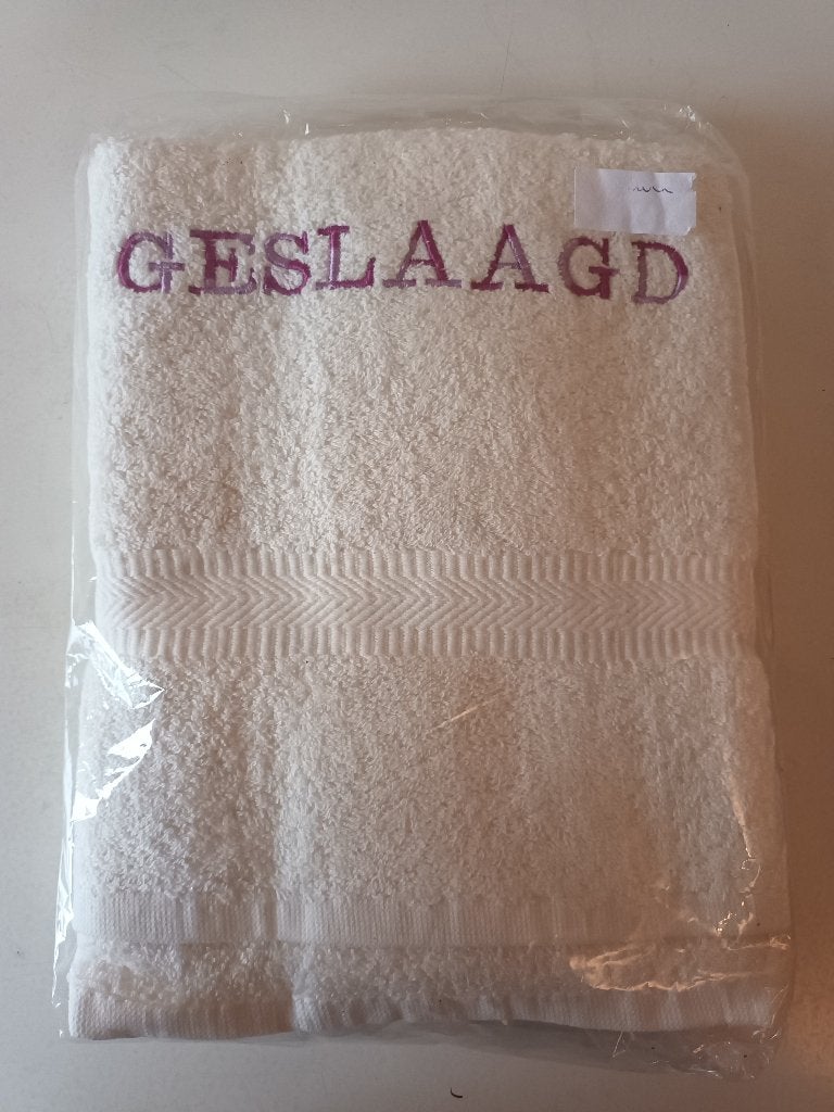 Nieuw geborduurde creme handdoek GESLAAGD paars gemeleerd, Ophalen of Verzenden, Nieuw, Overige kleuren, Handdoek