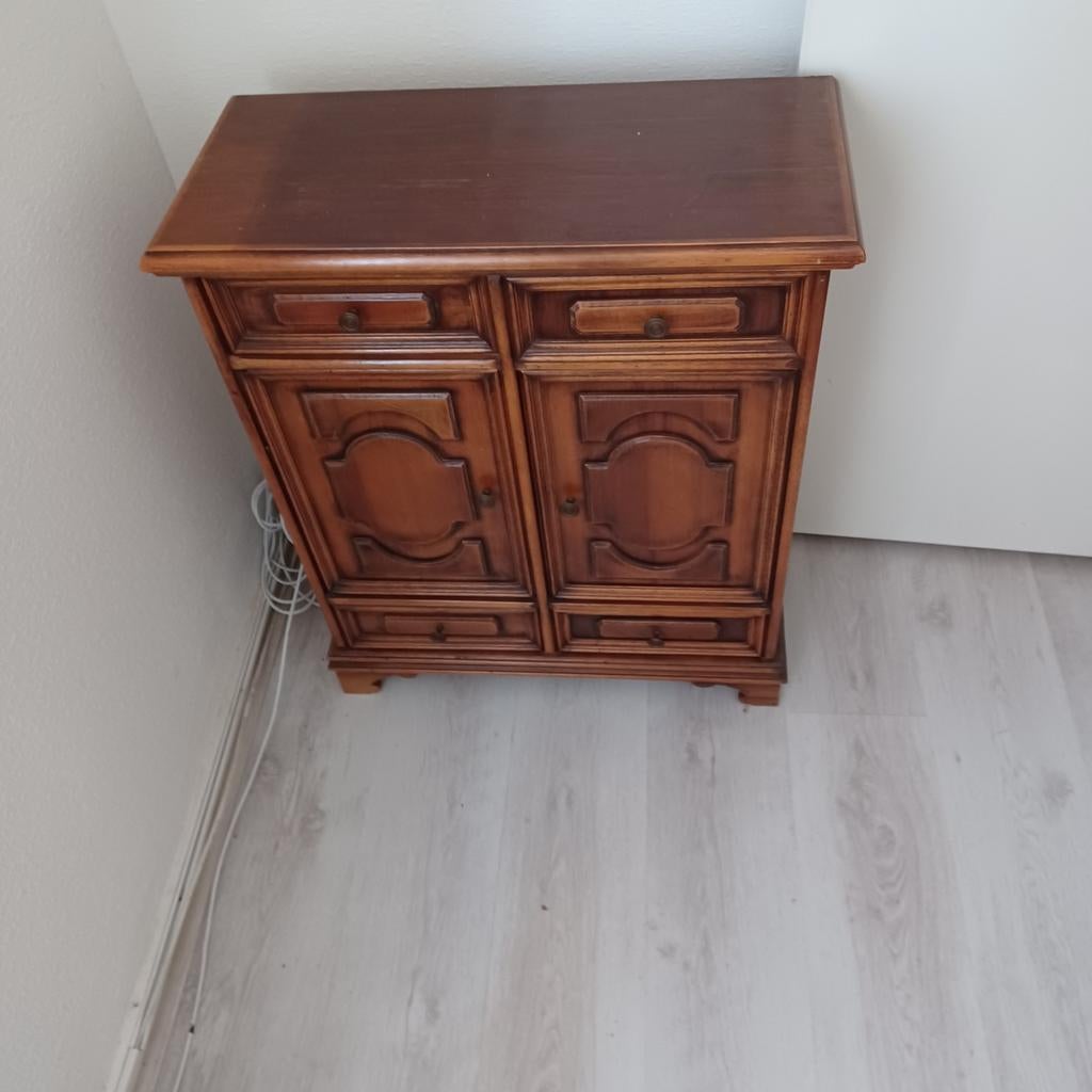 Wortelnoten dressoir kastje, Ophalen