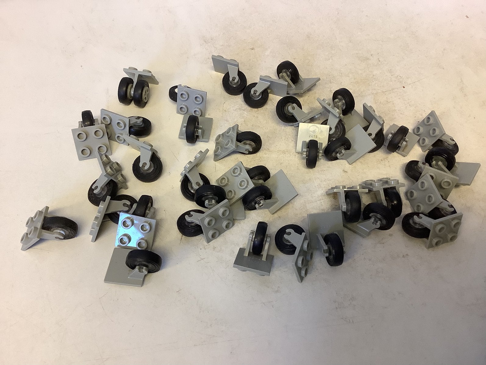 Lego landingsgestel met wielhouder en enkel wiel licht grijs, Ophalen of Verzenden, Gebruikt, Losse stenen, Lego