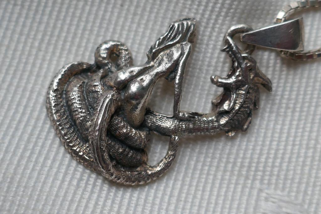 Zilveren hanger  aan ketting -  de draak met het meisje, Overige voorstellingen, Verzenden, Zo goed als nieuw, Zilver