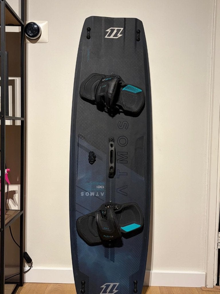 North Atmos Carbon 138 kiteboard + North Flex LX bindings, Watersport en Boten, Gebruikt, Twintip, Kiteboard, Ophalen of Verzenden