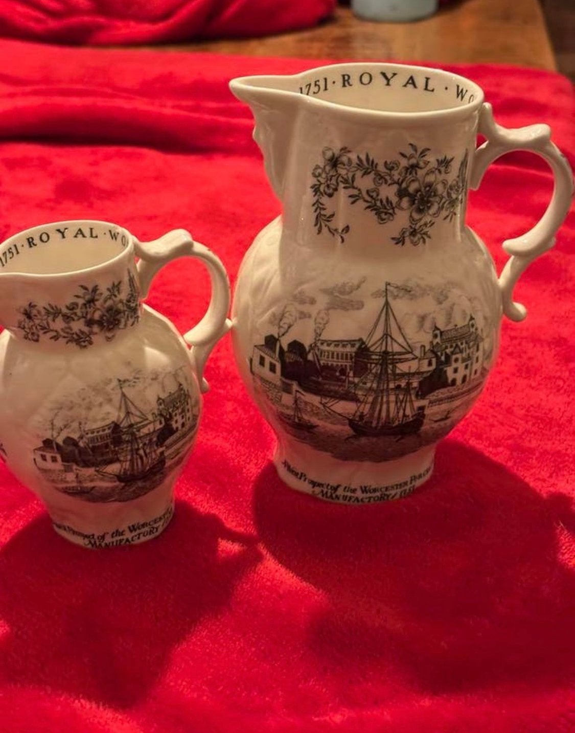 Vintage Royal Worcester kannetjes 1951 porselein 2 stuks, Ophalen of Verzenden, Zo goed als nieuw, Overige kleuren, Overige materialen