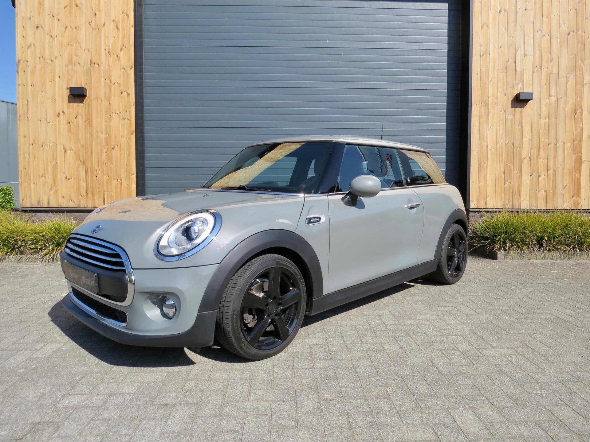 Mini 1.5 One automaat Blackfriars edition *Pano *Cruise con, Auto's, Gebruikt, 4 stoelen, Leder en Stof, Bedrijf