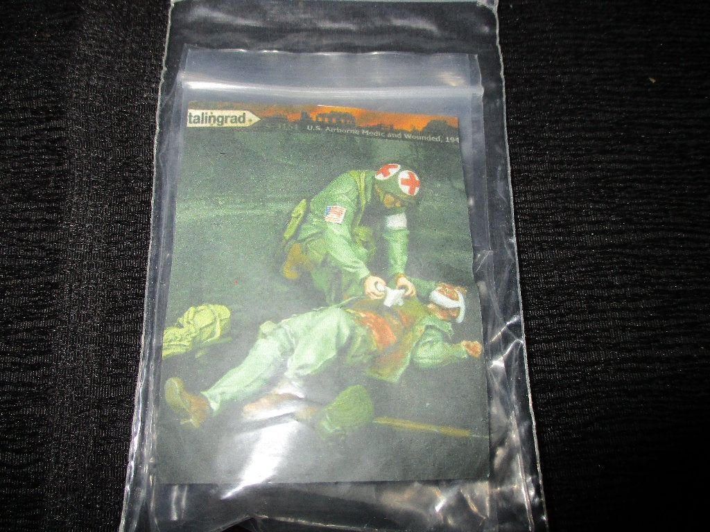 H-792,RESIN FIGUREN 1-35,US AIRBORNE MEDIC AND WOUNDED 1944, Ophalen of Verzenden, Nieuw, 1:35 tot 1:50
