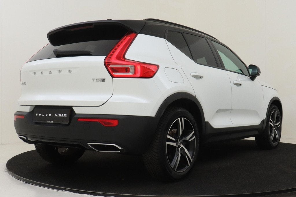 Volvo XC40 T5 TWIN ENGINE R-DESIGN *VOL!* -PANO.DAK|HARMAN/K, Auto's, Volvo, 12 maanden, Euro 6, 1712 kg, Automatische klimaatregeling