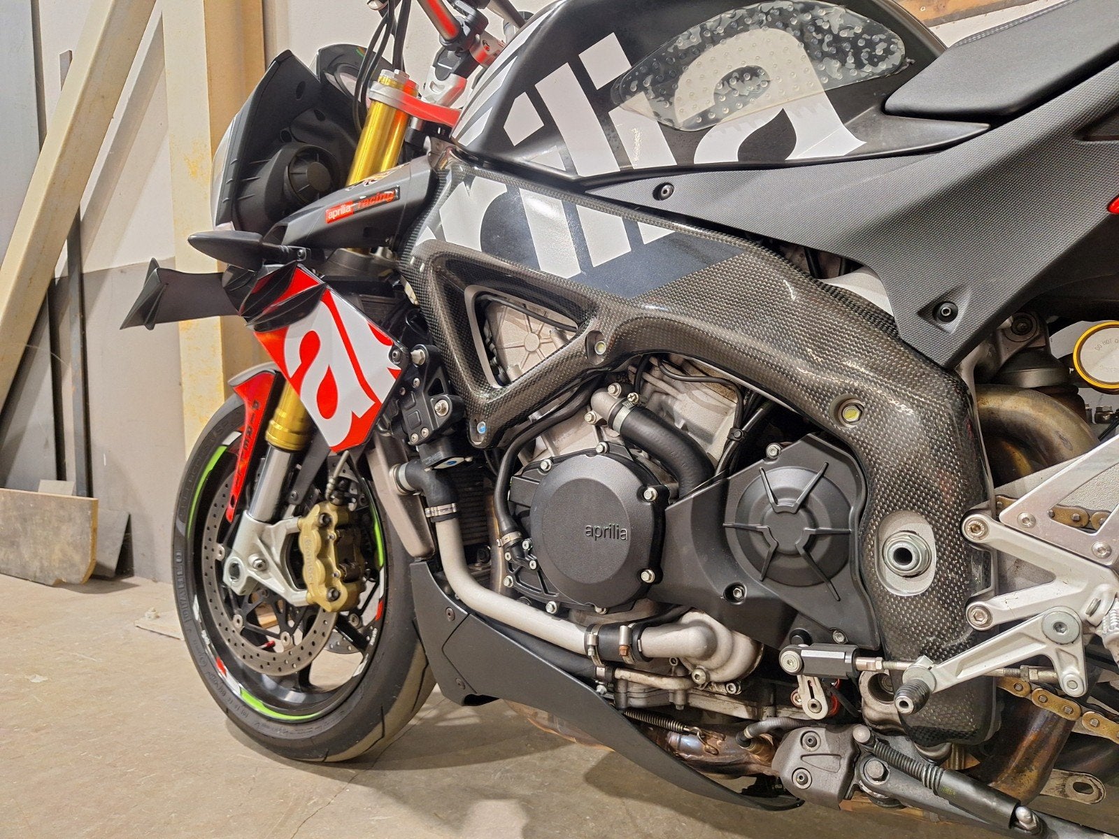 Foto 23 van DIKSTE Aprilia Tuono V4 APRC Hyper Naked carbon RSV4 MT09