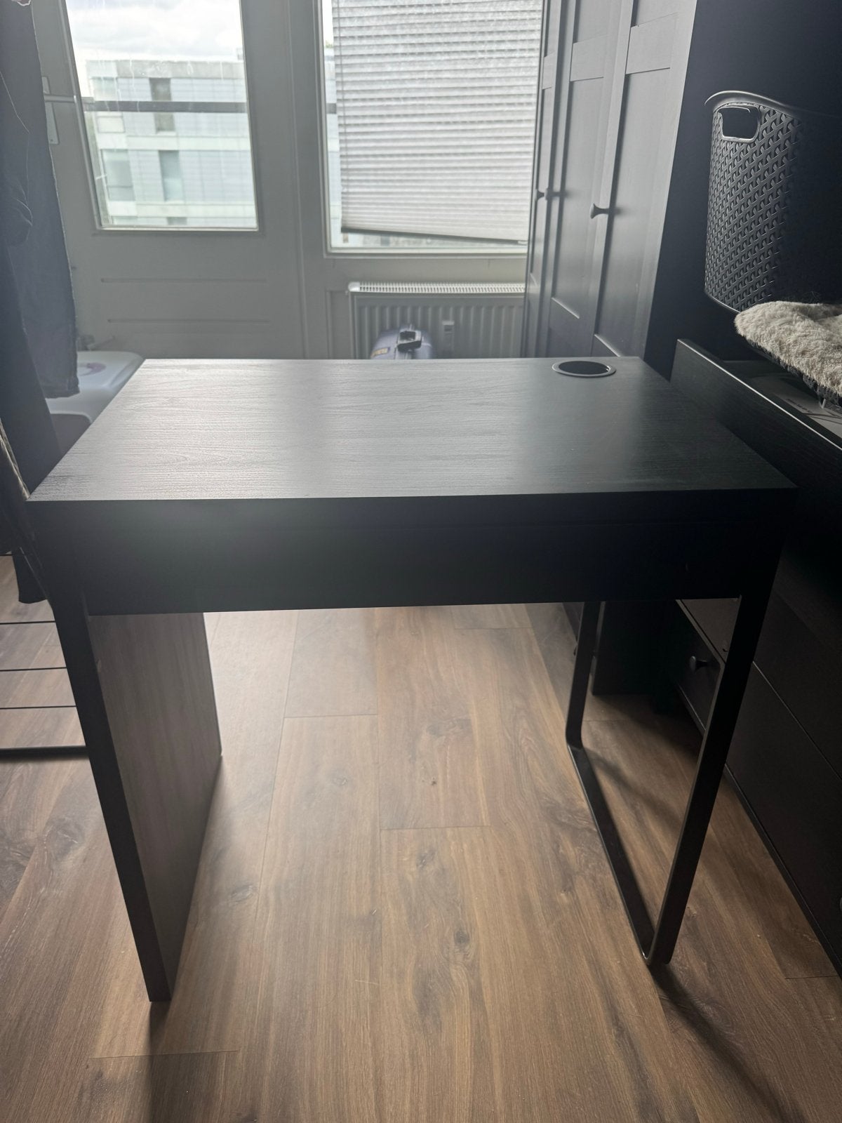 Zwart bureau met lade en kabeldoorvoer, Zwart, Gebruikt, Ophalen of Verzenden, Overige merken