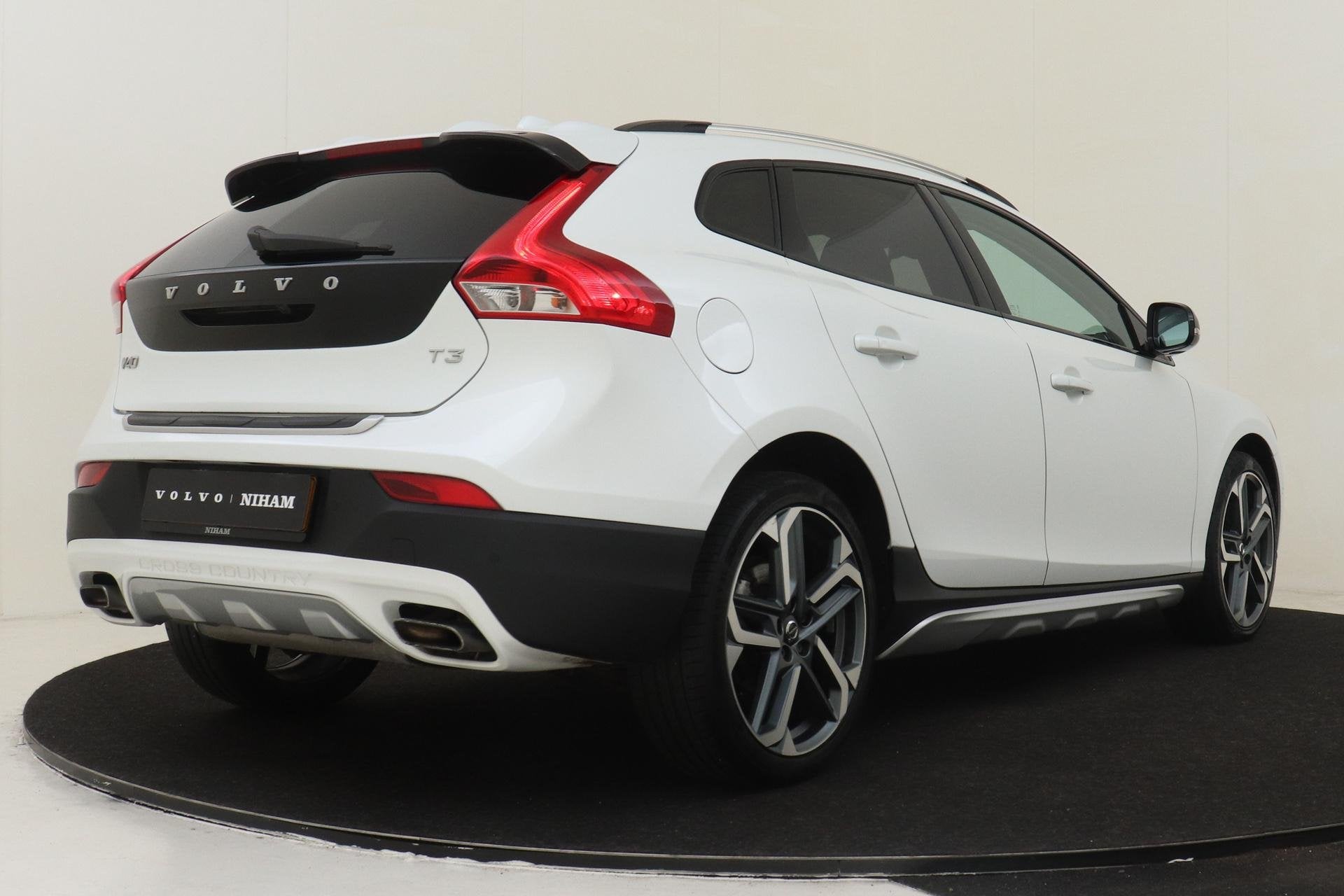 Volvo V40 Cross Country T3 AUT. POLAR+ LUXURY -PANO.DAK|HARM, 12 maanden, Euro 6, 4 cilinders, Wit