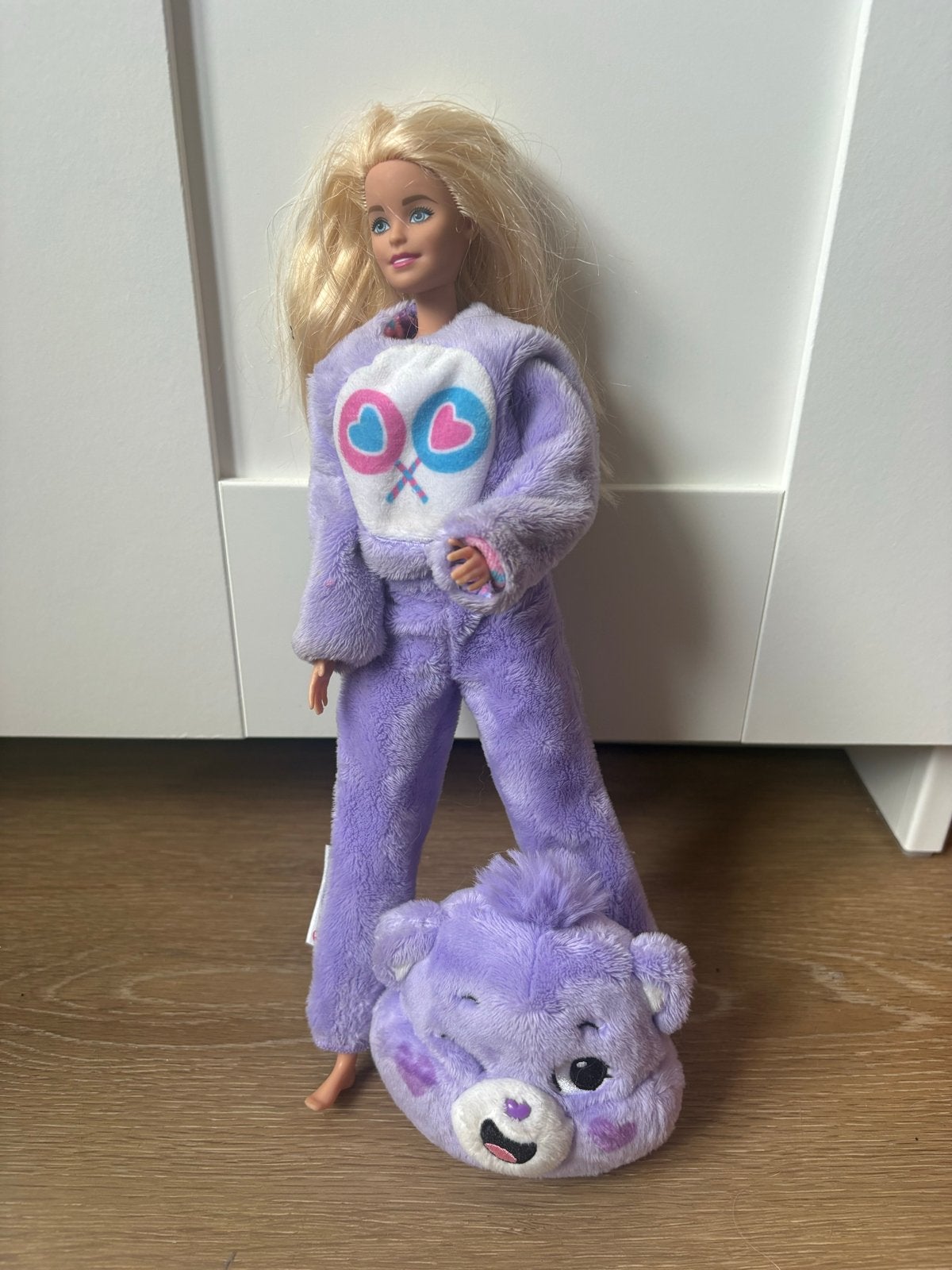 Barbie pop in paarse pyjama met Care Bear slof, Ophalen of Verzenden, Gebruikt, Barbie