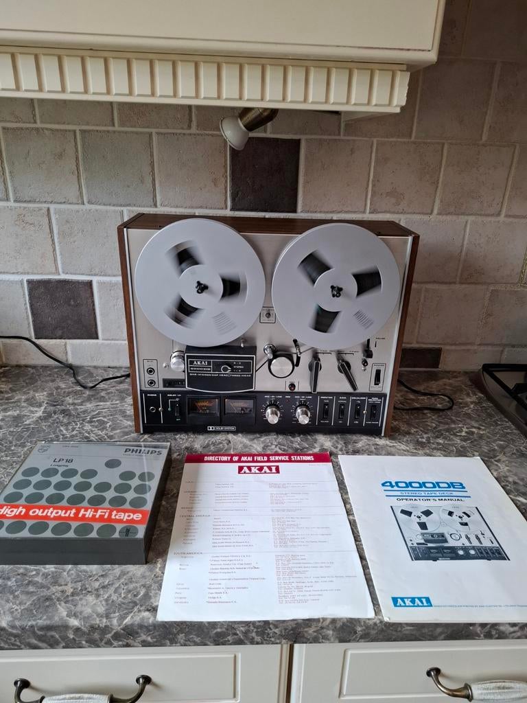 Akai 4000DB Dolby 3 head+2 Philips metallook spoelen, Audio, Tv en Foto, Bandrecorders, Ophalen of Verzenden, Bandrecorder, Met banden