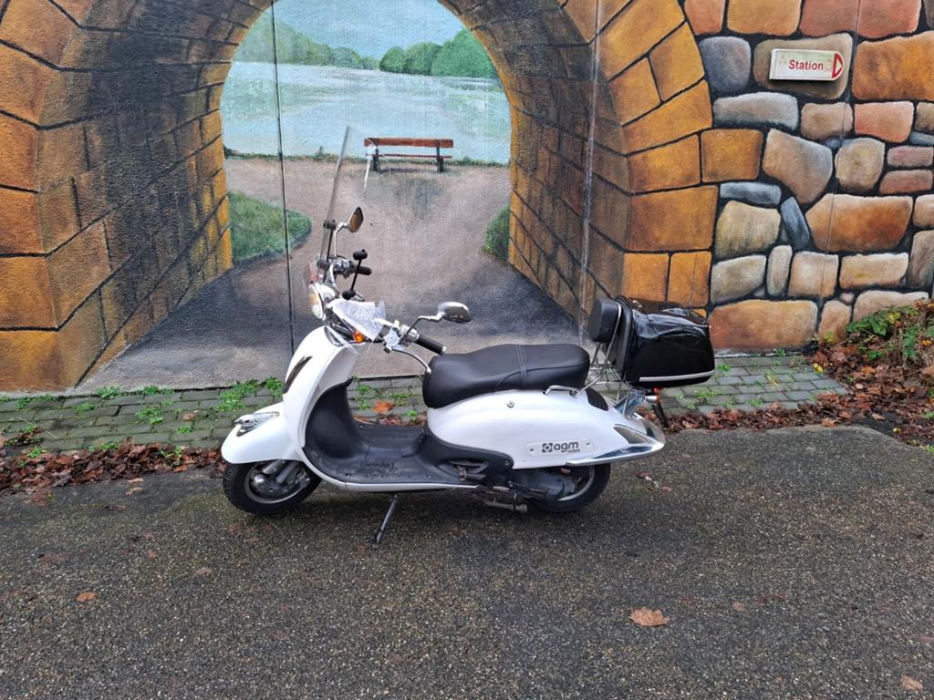 Witte AGM Scooter met Topkoffer en Windscherm, Ophalen of Verzenden, Gebruikt, Benzine, Overige merken