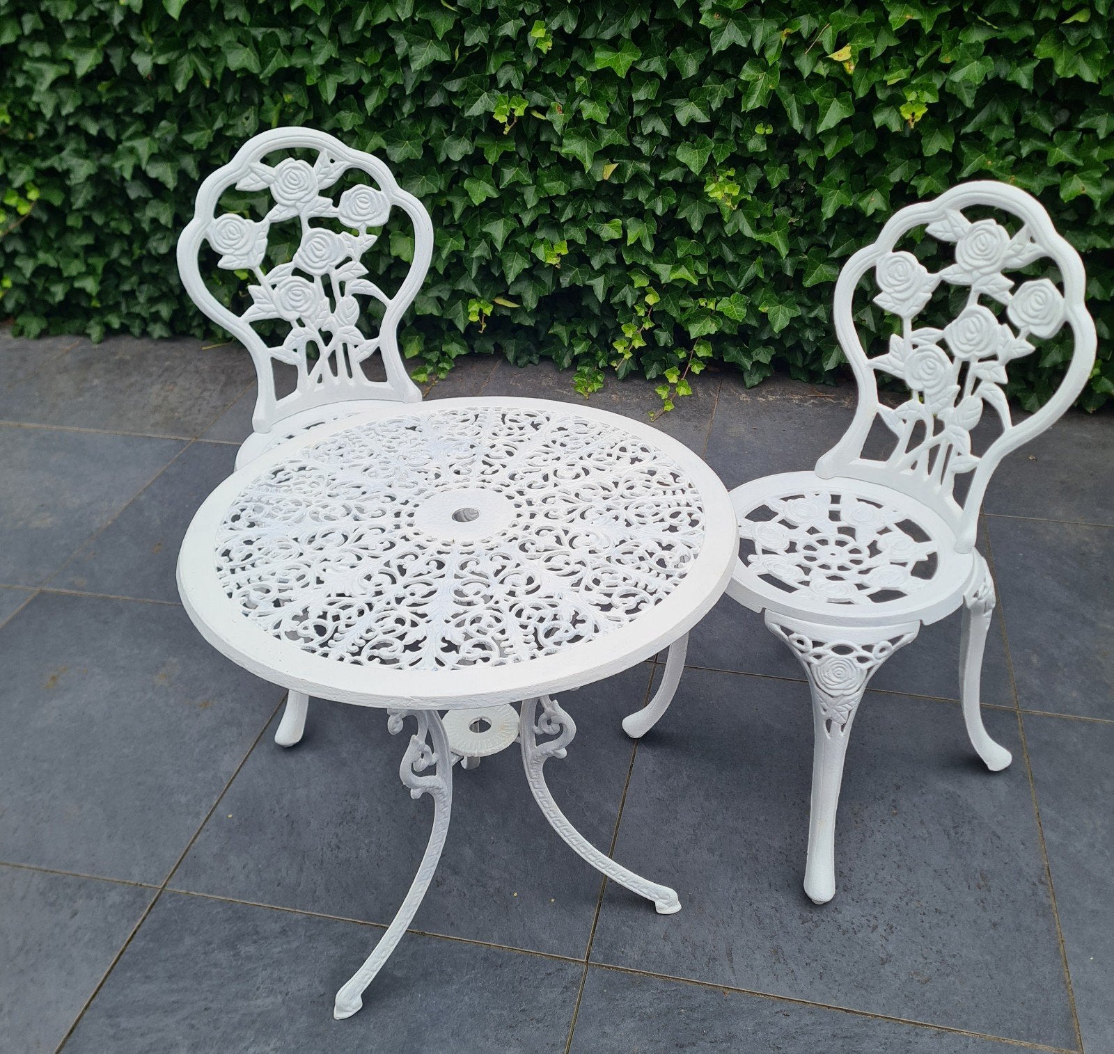 zeer mooie gietijzeren bistro set wit rozen motief., Overige materialen, Zo goed als nieuw, Tuinset, Ophalen
