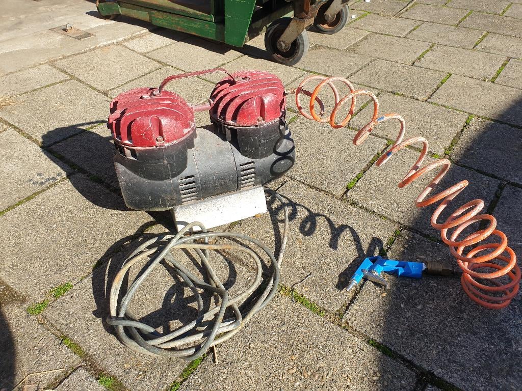 2 cylinder compressor 230 V, Ophalen, Gebruikt, Olievrij, 200 tot 400 liter/min