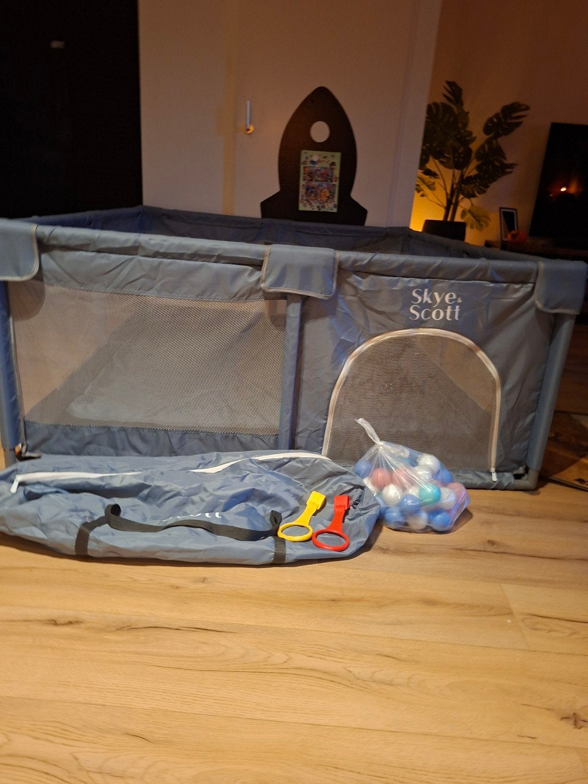 Skye & Scott Grondbox 150x180 cm met accessoires, Ophalen, Gebruikt, Rechthoekig