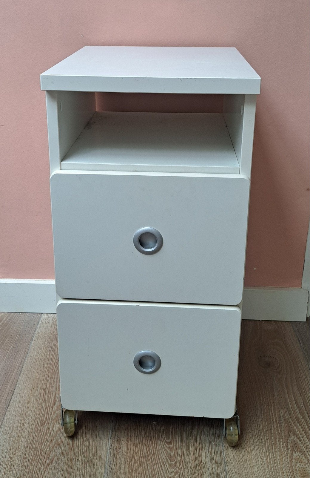 Nachtkastje verrijdbaar op wieltjes, Huis en Inrichting, Slaapkamer | Nachtkastjes, Ophalen, Minder dan 45 cm