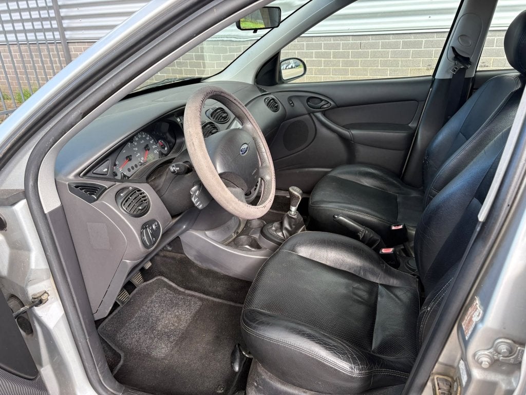Ford Focus 1.6 I Ghia 2004 Grijs, Auto's, 1596 cc, 15 km/l, 4 cilinders, 100 pk