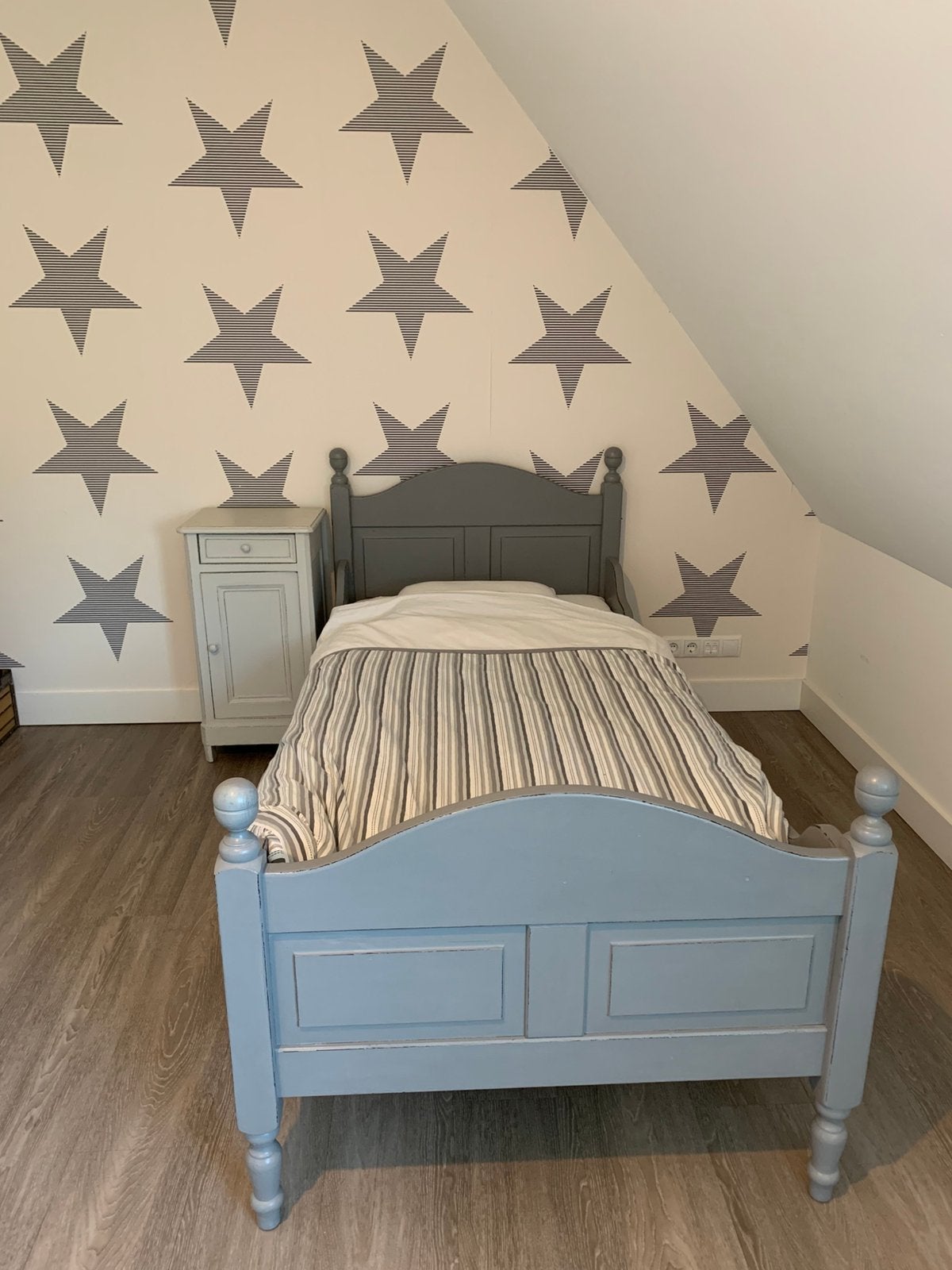 1 pers bed met nachtkastje, Kinderen en Baby's, Ophalen, 85 tot 100 cm, Zo goed als nieuw, Lattenbodem