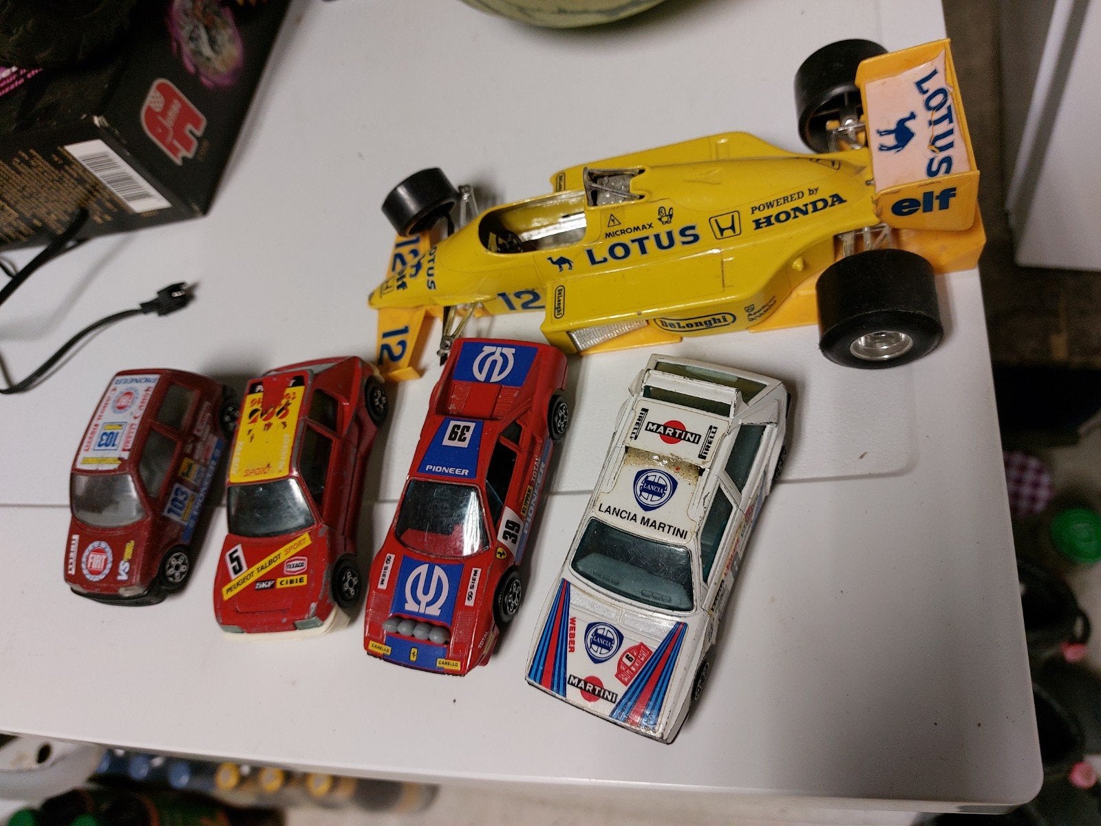4x Goede Bburago 1:43 en 1x onderdelen Lotus F1, Ophalen of Verzenden, Gebruikt