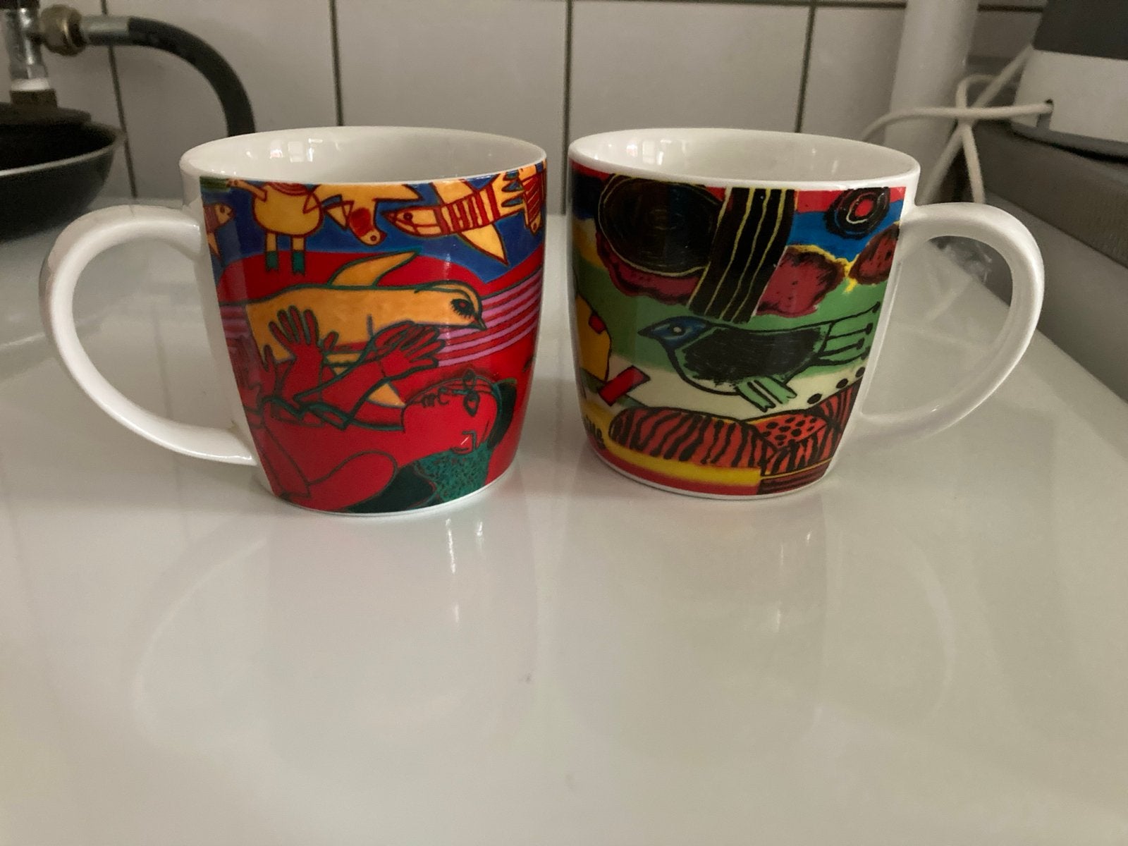 2 kleurrijke Corneille mokken met vogel- en figuurmotieven, Keramiek, Zo goed als nieuw, Modern, Mok