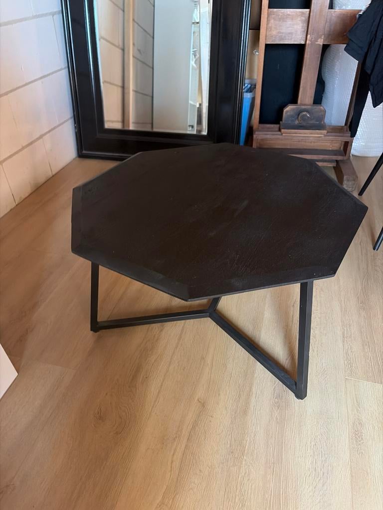 Zwarte 8-hoekige houten salontafel met ijzeren 3-poot, Huis en Inrichting, Tafels | Salontafels, Ophalen, 50 tot 100 cm, Zo goed als nieuw