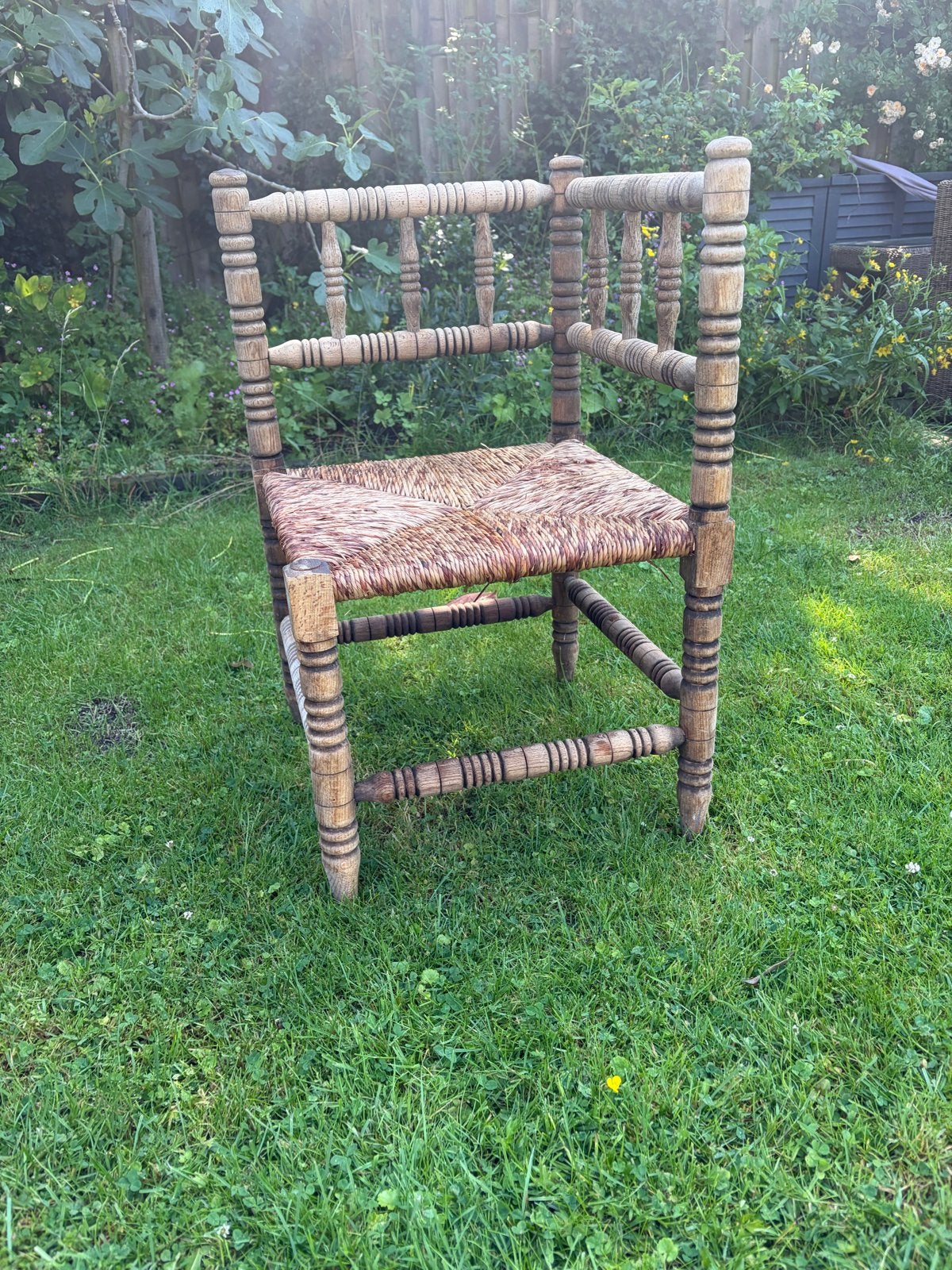 Antieke hoekstoel met biezen zitting, Antiek en Kunst, Antiek | Meubels | Stoelen en Banken, Ophalen of Verzenden