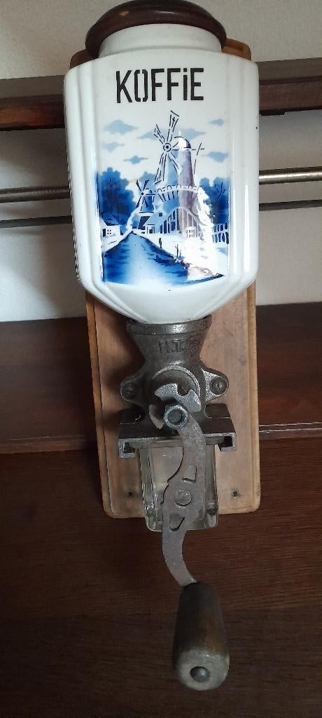 Wandkoffiemolen, Ophalen