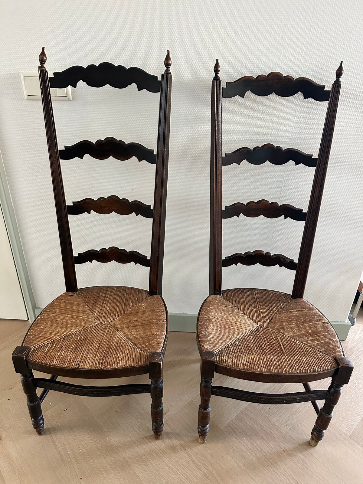 2 antieke hoge ladderstoelen/ladderback met biezen zitting, Antiek en Kunst, Ophalen