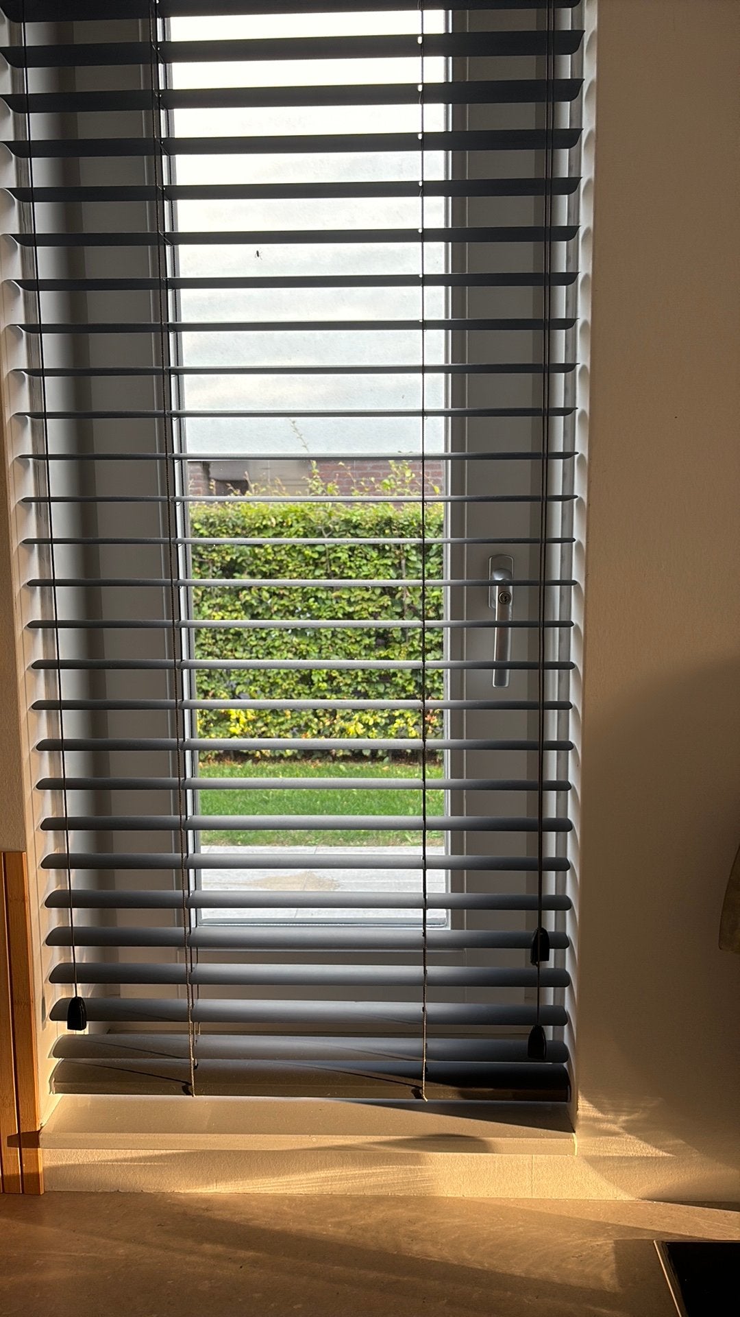 Luxaflex antraciet grijs 97 cm breed en 1.34 cm hoog, Ophalen, Jaloezie, Gebruikt, Metaal