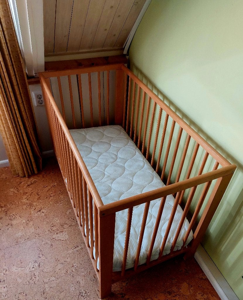 Verstelbaar houten ledikantje + matras, Ophalen, Gebruikt, Ledikant