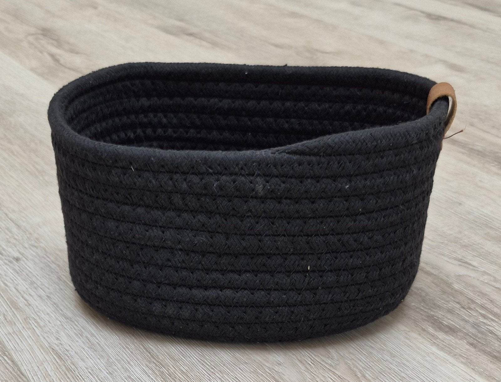 Zwarte gevlochten mand, Huis en Inrichting, Woonaccessoires | Schalen en Manden, Gebruikt, Gevlochten, Mand, Textiel