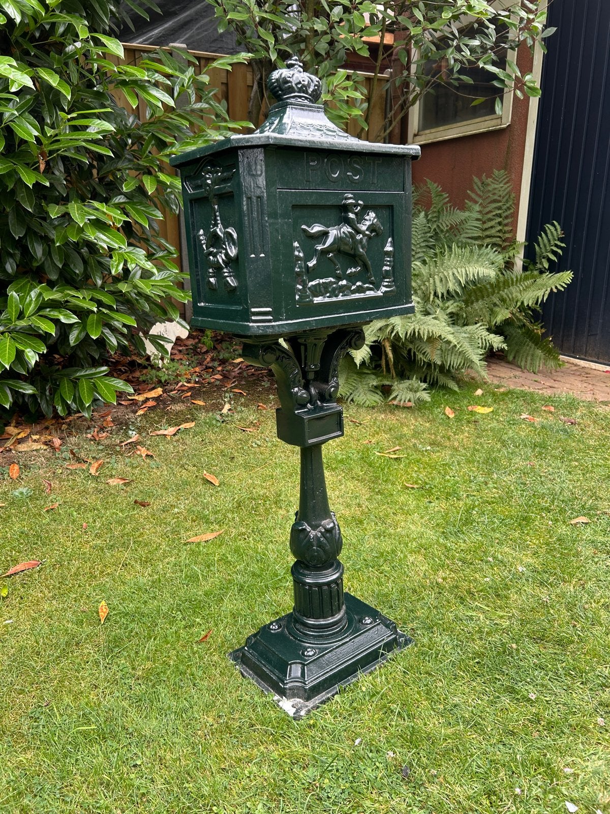 Antieke gietijzeren brievenbus, donkergroen, staand model, Tuin en Terras, Ophalen of Verzenden, Gebruikt, IJzer, Staande brievenbus
