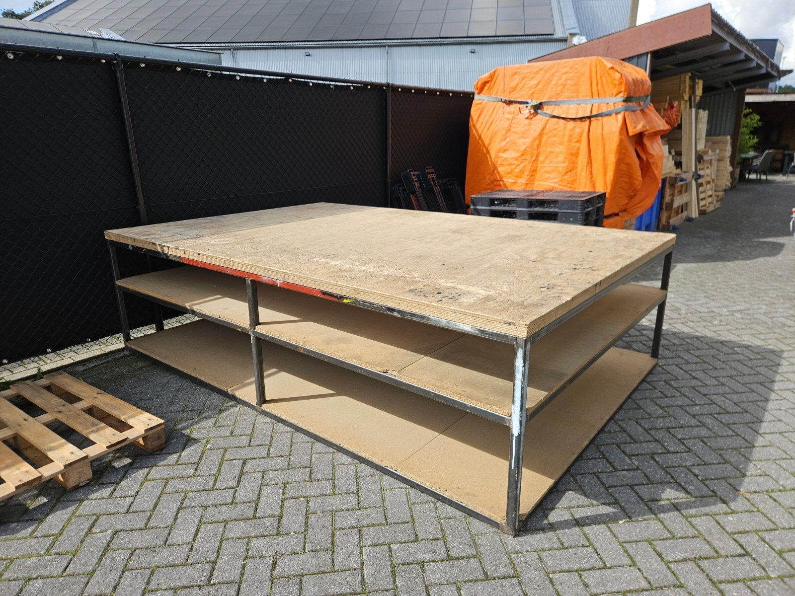 Grote werktafel met stalen frame en houten blad, Ophalen, Gebruikt, 170 cm of meer