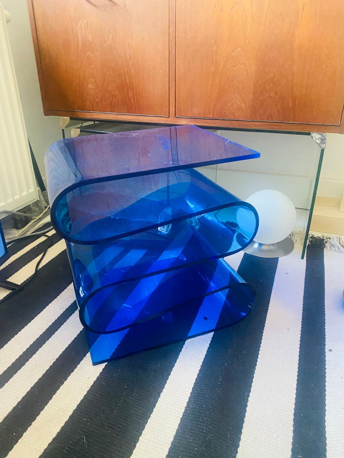 Plexiglas blauwe bijzettafel /lo houder/ tijdsxhriftenrek, Minder dan 55 cm, Rond, Zo goed als nieuw, Ophalen