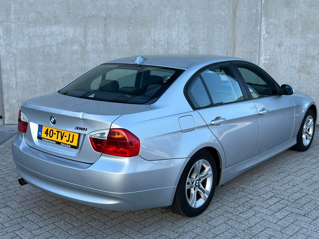 Grijze BMW 3-Serie 318i E90 Sedan Benzine/NieuweAPK/Airco!, Auto's, 4 cilinders, 129 pk, Handgeschakeld, Grijs