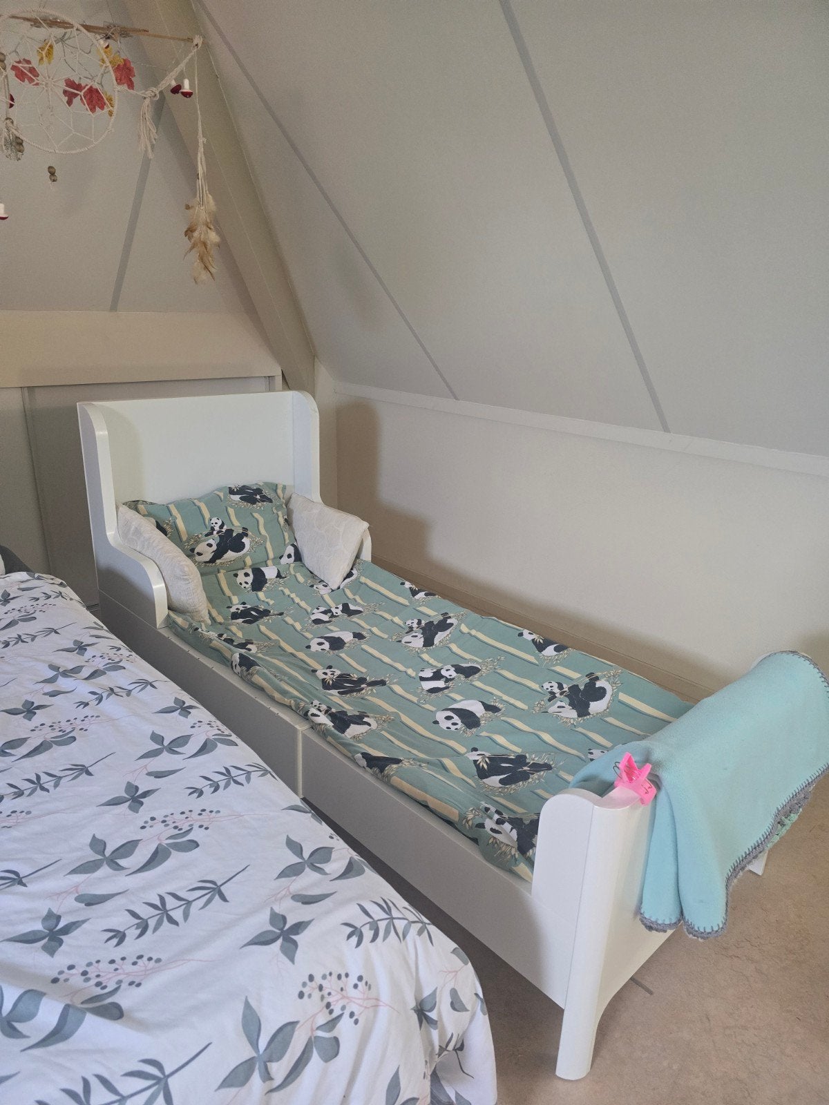 IKEA BUSUNGE meegroeibed wit - perfect voor opgroeiende kids, Kinderen en Baby's, Kinderkamer | Bedden, Lattenbodem, Gebruikt