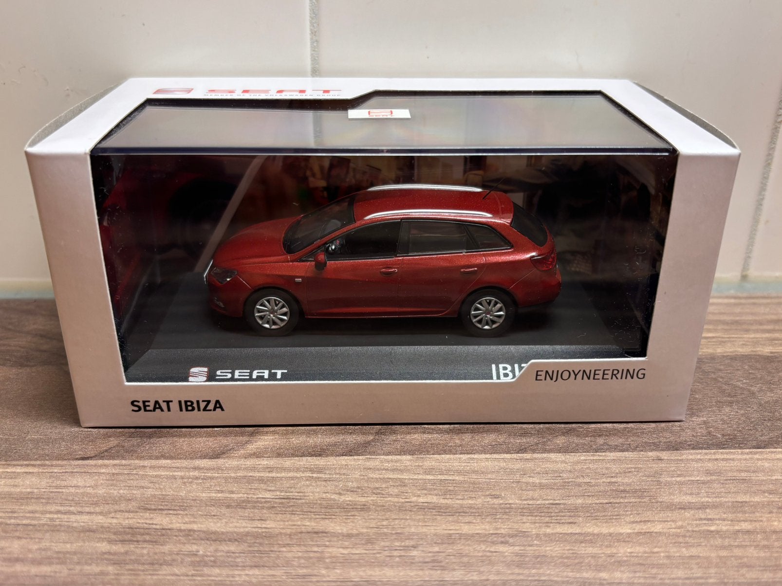 Seat Ibiza ST Facelift 2013 Rood Metallic Fischer 1:43, Ophalen of Verzenden, Zo goed als nieuw, Auto, Overige merken