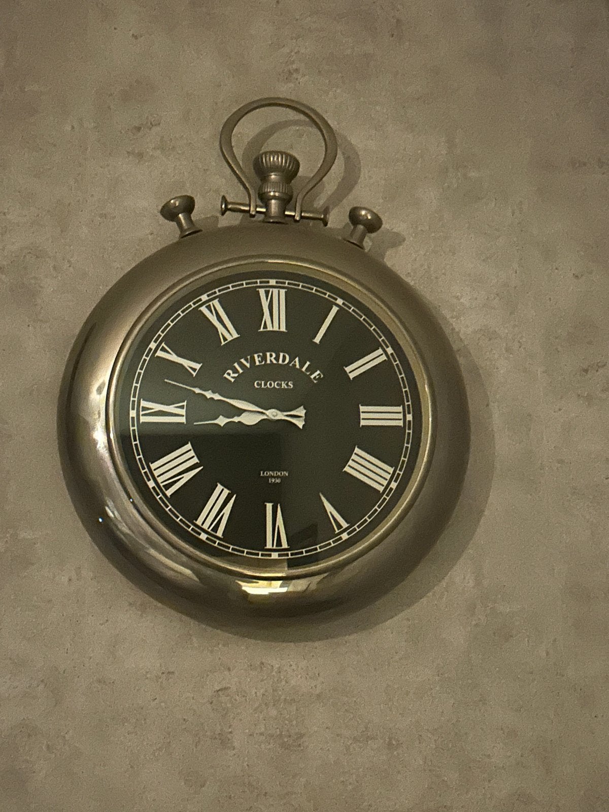 Riverdale Klok London 1936 - Wandklok Zilverkleurig, Huis en Inrichting, Woonaccessoires | Klokken, Ophalen of Verzenden, Zo goed als nieuw