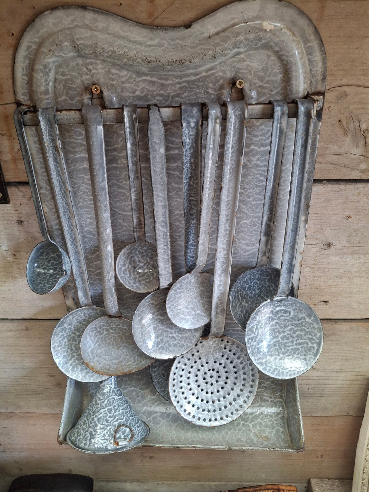 Vintage geëmailleerd lepelrek met 12 keukenhulpjes, Ophalen