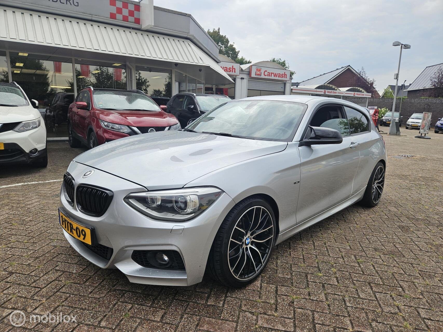 BMW 1-serie 118d High Executive, Achterwielaandrijving, 140 €/maand, Zilver of Grijs, 1320 kg